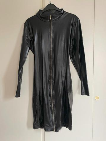 zwart wetlook jurkje, met vetersluiting achter beschikbaar voor biedingen