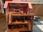 Houten poppenhuis met meubels en poppetjes, Ophalen, Zo goed als nieuw, Poppenhuis