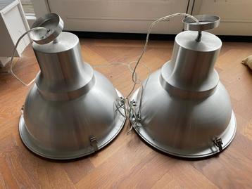 Grote industriële robuuste hanglampen beschikbaar voor biedingen