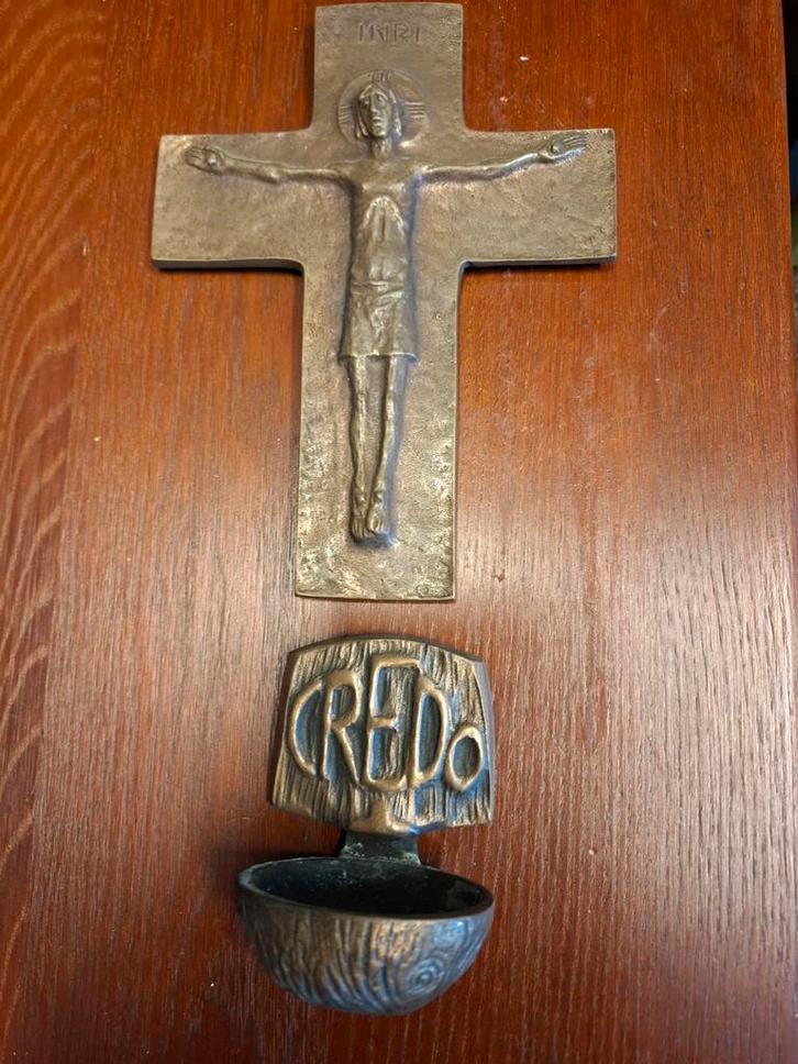 Antiek Bronzen Kruisbeeld met Wijwaterbakje, Antiek en Kunst, Antiek | Religie, Ophalen