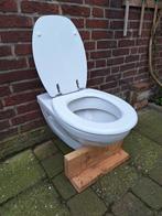 Wandcloset met toiletbril, Doe-het-zelf en Verbouw, Sanitair, Steen, Toilet, Gebruikt, Ophalen