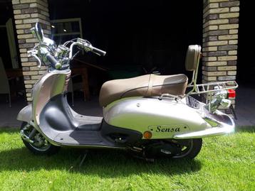 Prachtige mooie snorscooter scooter brommer bromfiets beschikbaar voor biedingen