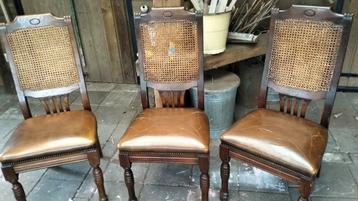 Gratis 3 eetkamerstoelen, stoelen beschikbaar voor biedingen