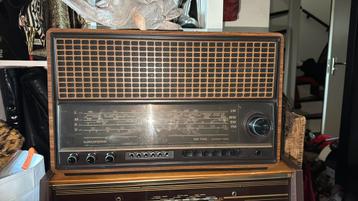 Opkoper antieke radio’s beschikbaar voor biedingen