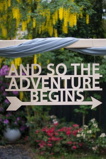 Bruiloftdecoratie tekst And so the adventure begins beschikbaar voor biedingen