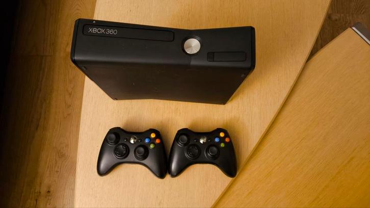 Xbox 360 S RGH 3.0, Spelcomputers en Games, Spelcomputers | Xbox 360, Refurbished, 250 GB, 360 S, Met 2 controllers, Ophalen of Verzenden