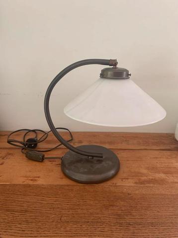Antieke buro lamp burolamp melkglas beschikbaar voor biedingen