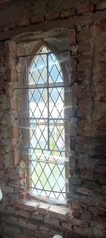 Smeedijzeren Gotische glas in lood kerkraam beschikbaar voor biedingen