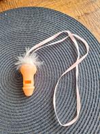 Oranje fluitje met veren en lint, Ophalen of Verzenden, Zo goed als nieuw