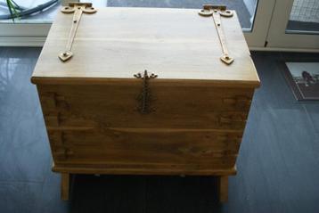 DEKENKIST... MASSIEF EIKEN...... beschikbaar voor biedingen
