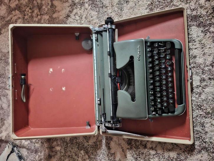 Olympia typemachine legergroene SM2 in koffer, Diversen, Typemachines, Gebruikt, Ophalen