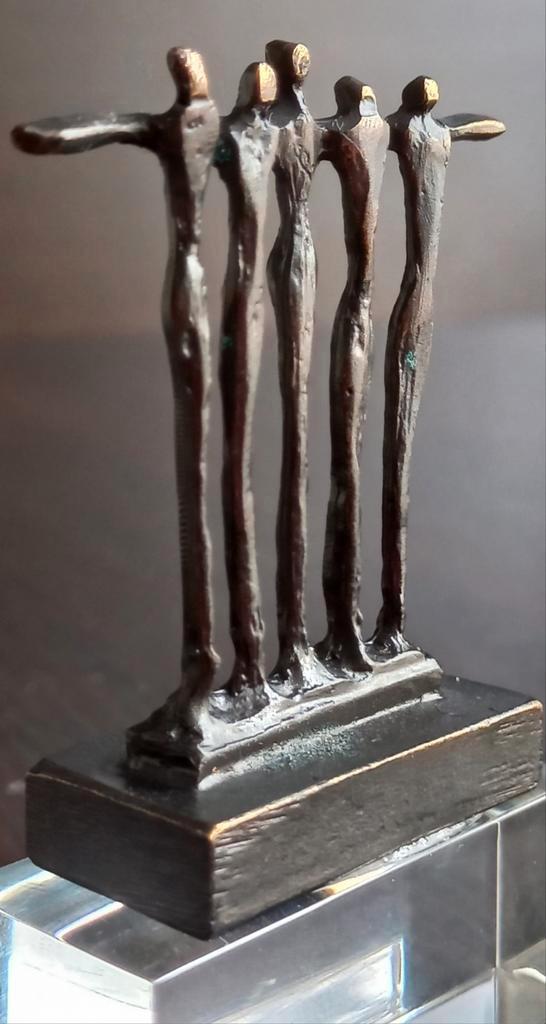 Corry Ammerlaan beeldje De vijf vrienden
op glazen sokkel, Antiek en Kunst, Antiek | Koper en Brons, Brons, Ophalen of Verzenden