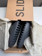 Yeezy slide slate gray  maat 44 1/2, Kleding | Heren, Schoenen, Slippers, Zwart, Nieuw, Ophalen of Verzenden