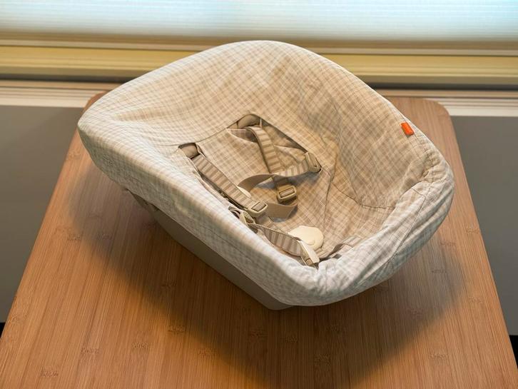 Stokke Tripp Trapp Newborn Set Lichtgrijs + Hoes, Kinderen en Baby's, Kinderstoelen, Zo goed als nieuw, Meegroeistoel, Gordel(s)