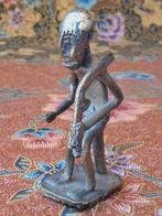 Mooi antiek brons beeldje uit Afrika van een krijger 8,2 cm, Antiek en Kunst, Ophalen of Verzenden