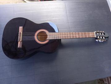 Zwarte Gitaar beschikbaar voor biedingen