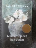 Knielen op een bed violen - Jan Siebelink, Ophalen of Verzenden, Zo goed als nieuw, Jan Siebelink, Nederland