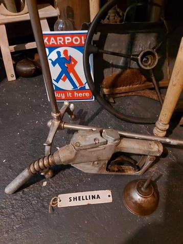 Oud tank pistool nozzle ,shell emaillebordje en oliespuitje beschikbaar voor biedingen