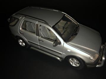 Mercedes Benz ML320 Modelauto 1:18 beschikbaar voor biedingen