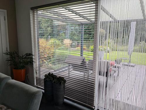 Luxaflex Aluminium Jaloezieën Taupe, Huis en Inrichting, Stoffering | Gordijnen en Lamellen, Zo goed als nieuw, 150 tot 200 cm