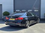 BMW 5 Serie M550i xDrive High Executive, Auto's, BMW, Automaat, Bedrijf, Sedan, Zilver of Grijs
