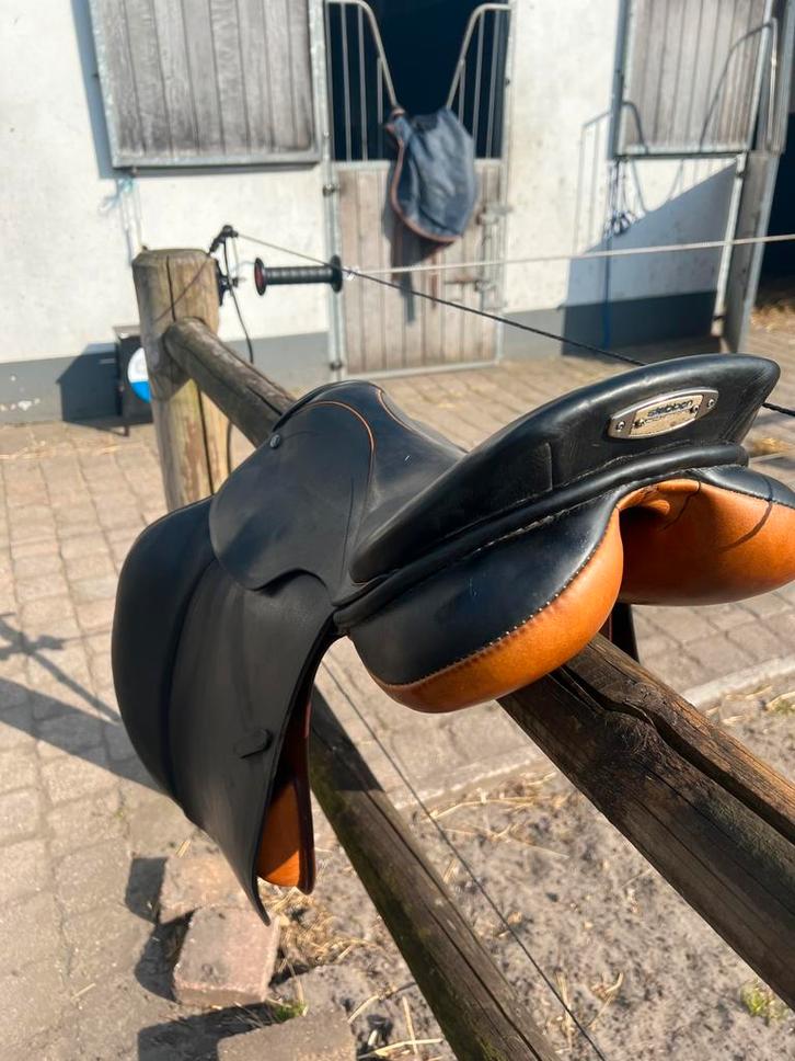 Stuben Siegfried springzadel en Hulsebos WB4, Dieren en Toebehoren, Paarden en Pony's | Zadels, Zo goed als nieuw, Dressuur, Ophalen of Verzenden