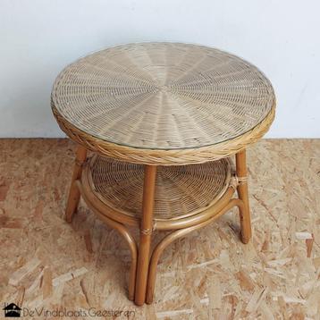 Rotan tafel met glasplaat beschikbaar voor biedingen