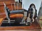 Stella handnaaimachine met houten stofkap 1865 + toebehoren, Ophalen