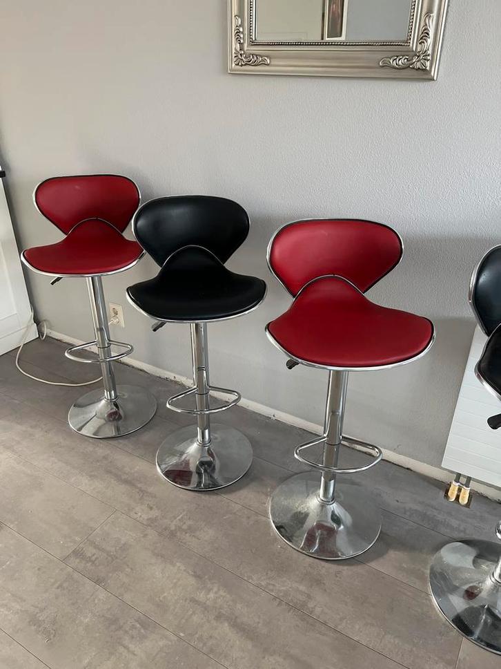 Set van barkrukken 4 stuks rood zwart, Huis en Inrichting, Barkrukken, Gebruikt, 60 tot 90 cm, Metaal, 4 krukken, In hoogte verstelbaar