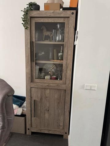 Houten vitrinekast met glazen deur