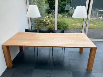 Massief houten eetkamertafel beschikbaar voor biedingen