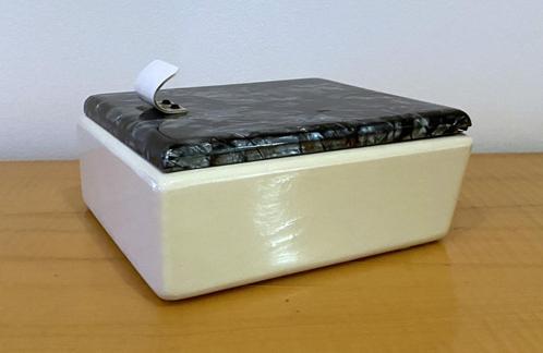 50 jaren lucite bekleed dekseltje sieraden houten doosje, Sieraden, Tassen en Uiterlijk, Beautycases, Gebruikt, Hardcase, Wit