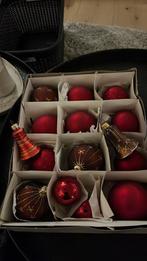Doosje met oude rode kerstballen en 2 klokjes, Ophalen, Zo goed als nieuw