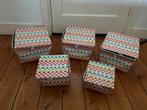 Set van 5 kleurrijke kunststof gevlochten manden, Huis en Inrichting, Kunststof, Gebruikt, Mand, Vierkant