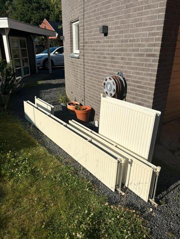Vier witte radiatoren in verschillende maten.  beschikbaar voor biedingen