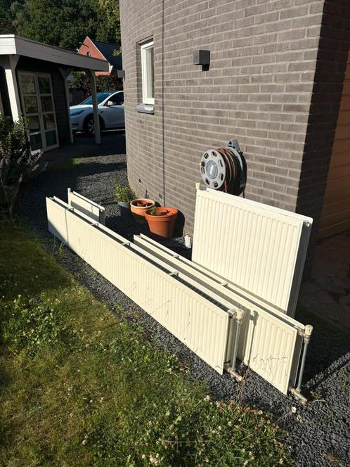 Vier witte radiatoren in verschillende maten., Doe-het-zelf en Verbouw, Verwarming en Radiatoren, Gebruikt, Radiator, 800 watt of meer