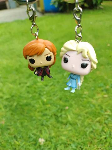 Funko POP Disney Elsa en Anna sleutelhanger beschikbaar voor biedingen