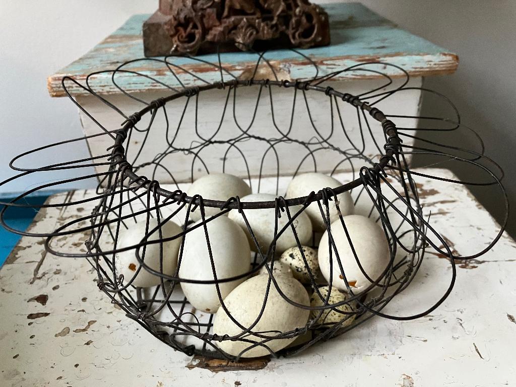 Pasen ; Draadmand met eieren, Antiek en Kunst, Curiosa en Brocante, Ophalen of Verzenden