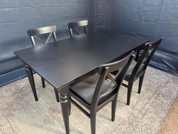 Zwarte uitschuifbare eettafel + 4 stoelen beschikbaar voor biedingen