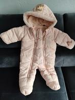 DKNY Baby skipak, babysneeuwpak met capuchon maat 6/9M, Kinderen en Baby's, Ophalen, Zo goed als nieuw, Meisje, Pakje
