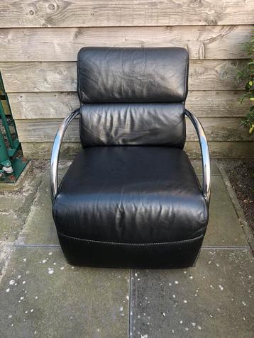 1 zwart leren fauteuil beschikbaar voor biedingen