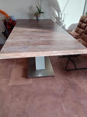 Moderne Eettafel met Stalen Onderstel beschikbaar voor biedingen