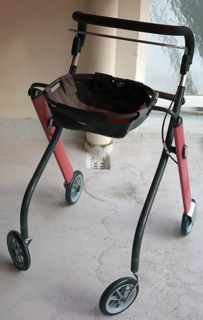 TRUST binnenrollator als NIEUW (zwart-rood), Diversen, Rollators, Lichtgewicht, Ophalen