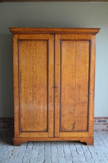 Prachtige strakke antieke eiken houten kast. beschikbaar voor biedingen
