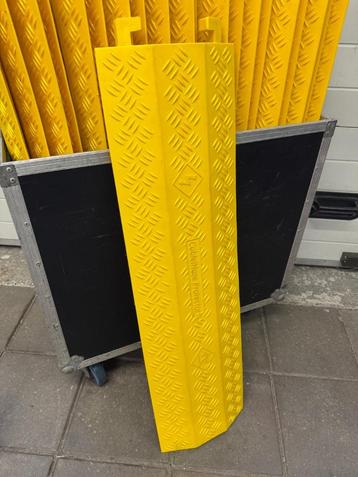 Kabelbrug, kabelgoot, beschermgoot, kabelbescherming beschikbaar voor biedingen