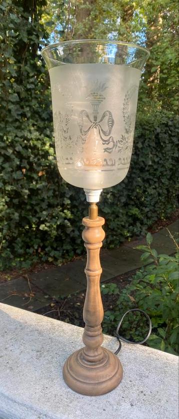 Tafellamp met kap van geëtst glas beschikbaar voor biedingen