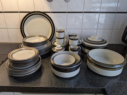 Karelia Servies van ARABIA, Huis en Inrichting, Keuken | Servies, Zo goed als nieuw, Compleet servies, Overige stijlen, Aardewerk