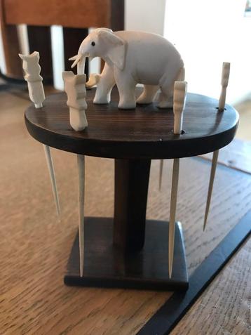 Art deco ‘20/30 coromander standaardje. Olifant met prikkers beschikbaar voor biedingen