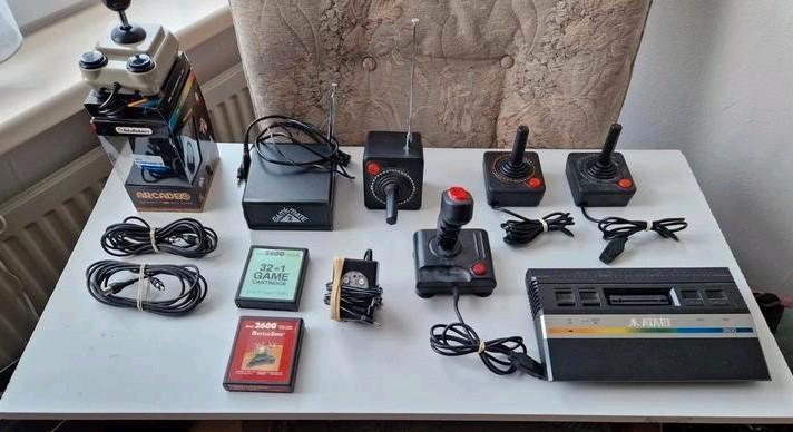 Atari 2600 + div. toebehoren., Spelcomputers en Games, Spelcomputers | Atari, Gebruikt, Atari 2600, Met 3 controllers of meer