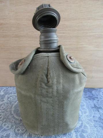 een originele vintage legerfles / veldfles 900 ml  beschikbaar voor biedingen